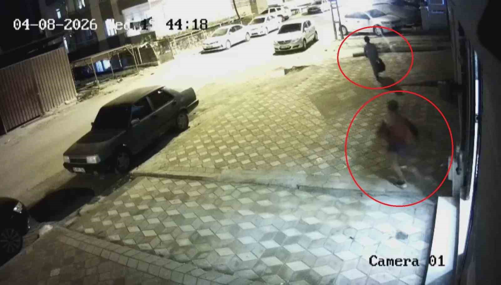 calinan ayakkabilarinin pesine dusen adam cocuk hirsizlarin evinde onlarca ayakkabiyla karsilasti 2 XklRyEBS