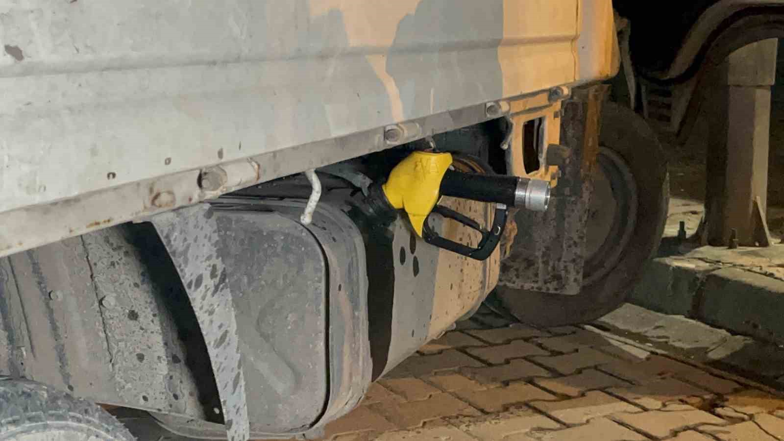calinti aracla yakit alirken polisi gordu kacarken direge carpti 2 UbeiZYYP