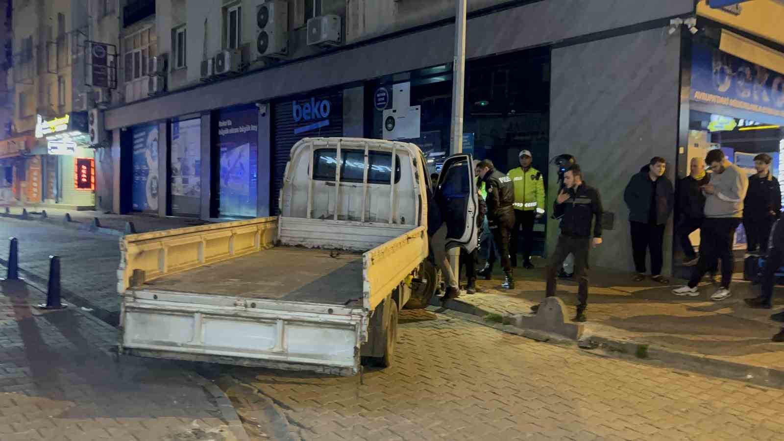 calinti aracla yakit alirken polisi gordu kacarken direge carpti 4 VVIaDNE2