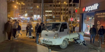 calinti-aracla-yakit-alirken-polisi-gordu-kacarken-direge-carpti-yhgbnCOM.jpg