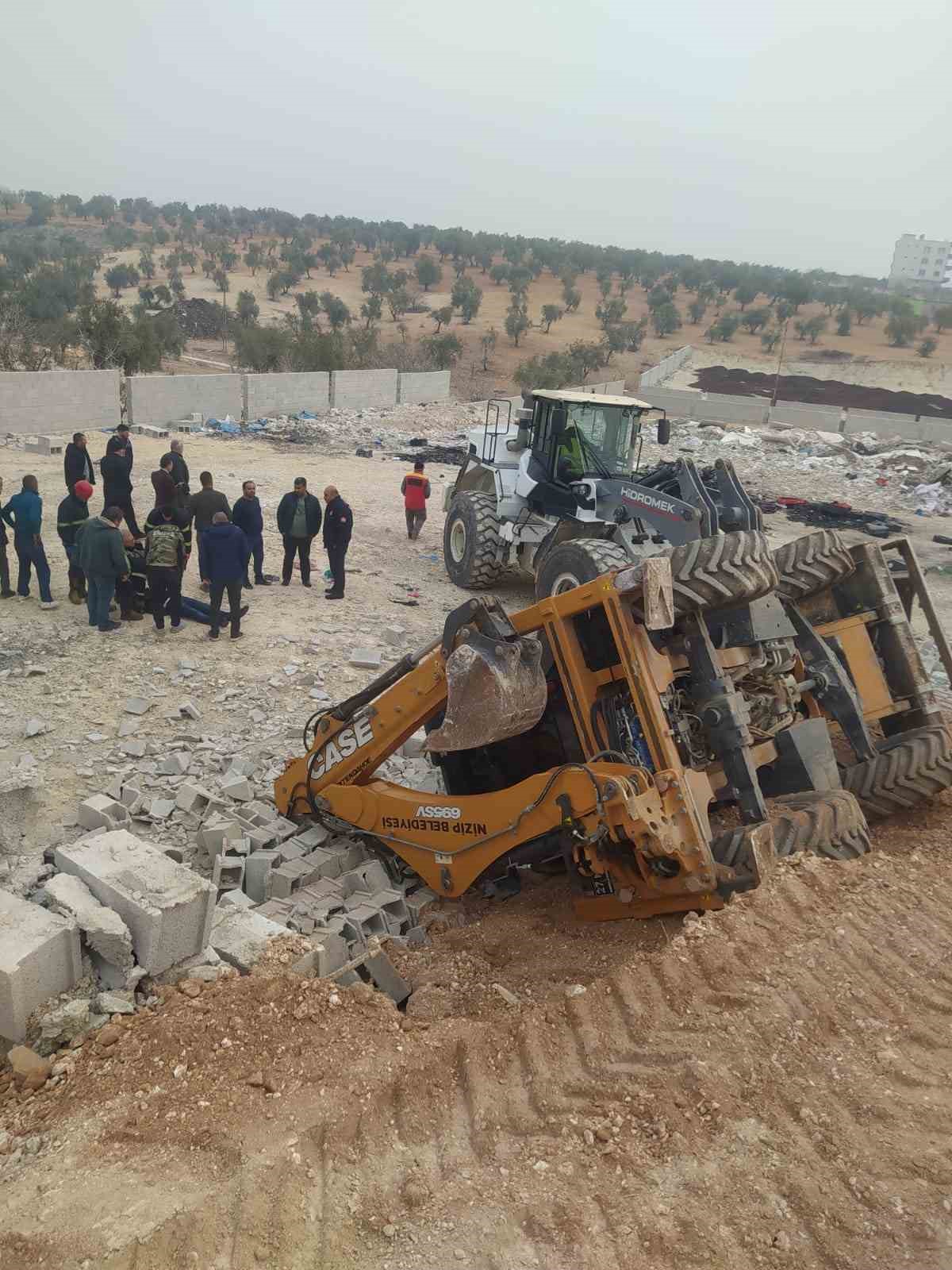 calisma sirasinda yol coktu devrilen kepcenin operatoru yaralandi 0
