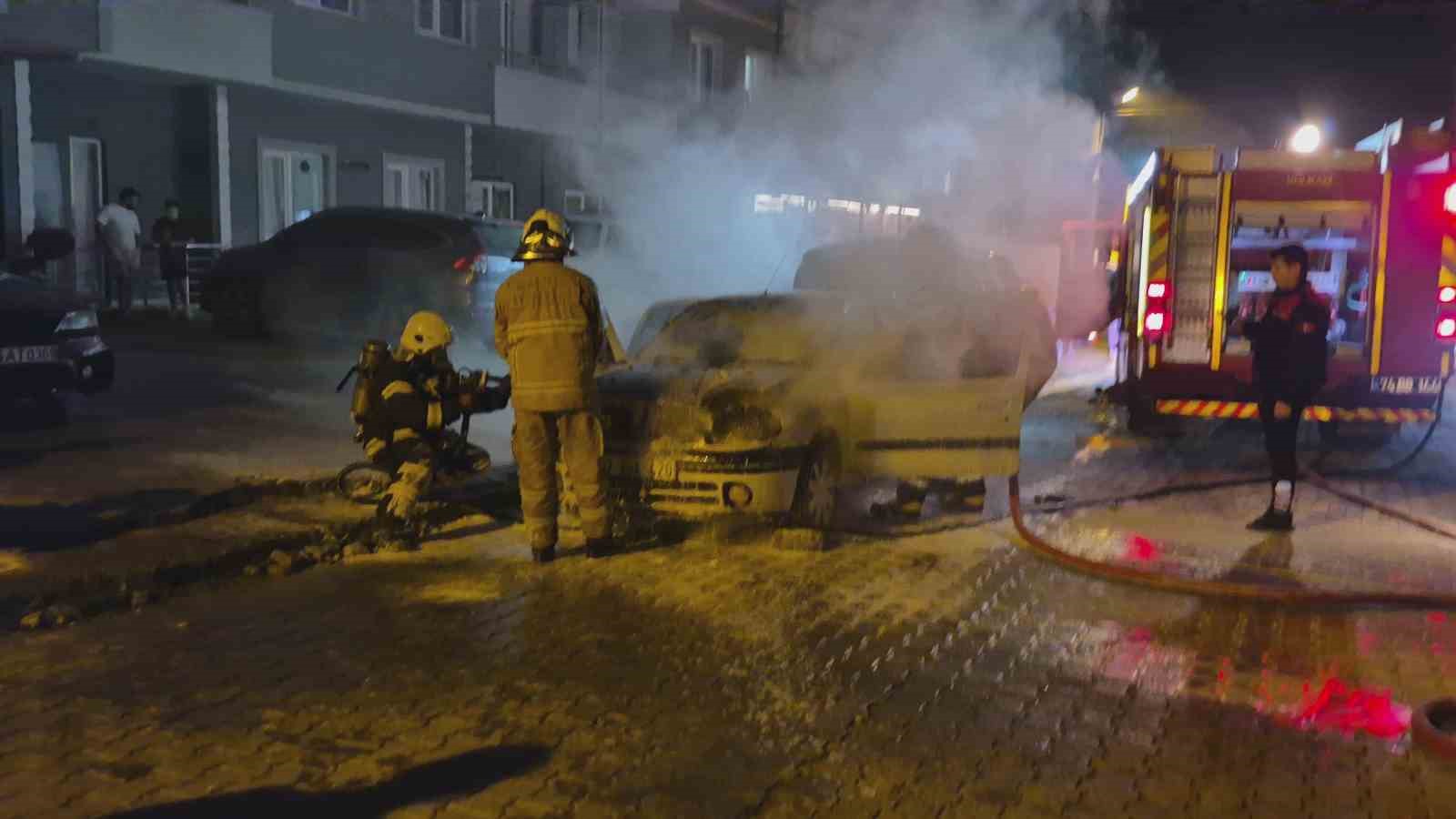 calistirdigi araci bir anda alev aldi surucu son anda kurtuldu 1 sHBc449R