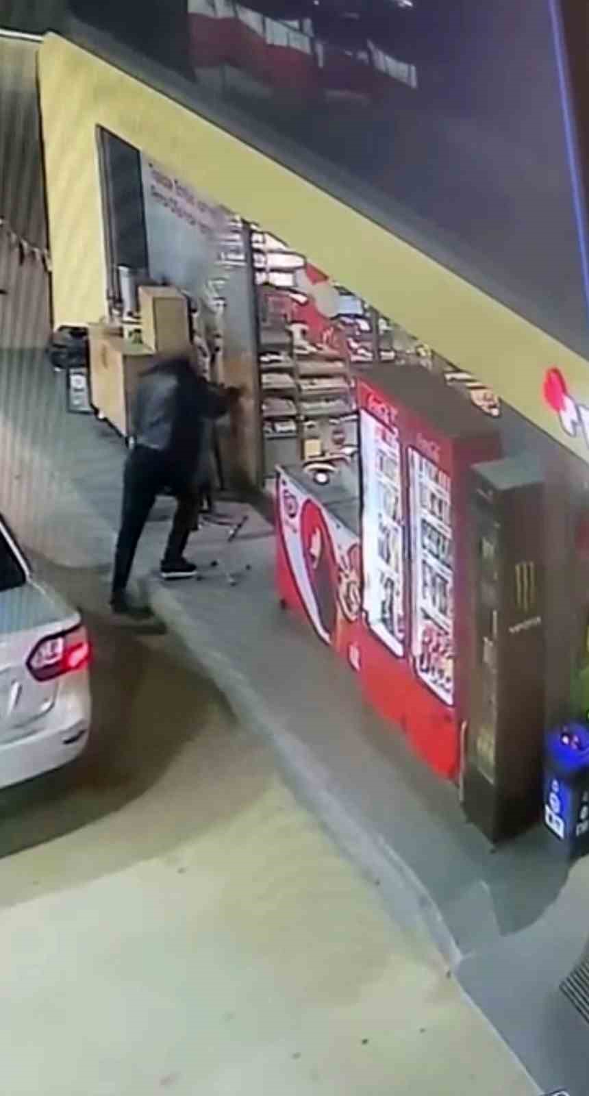 cam kapiyi fark etmedi kafasini carpip yere savruldu 0 iMJyNTkr