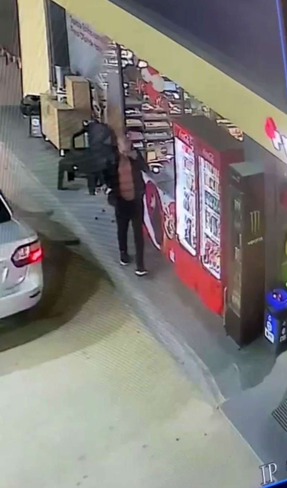 cam kapiyi fark etmedi kafasini carpip yere savruldu 1