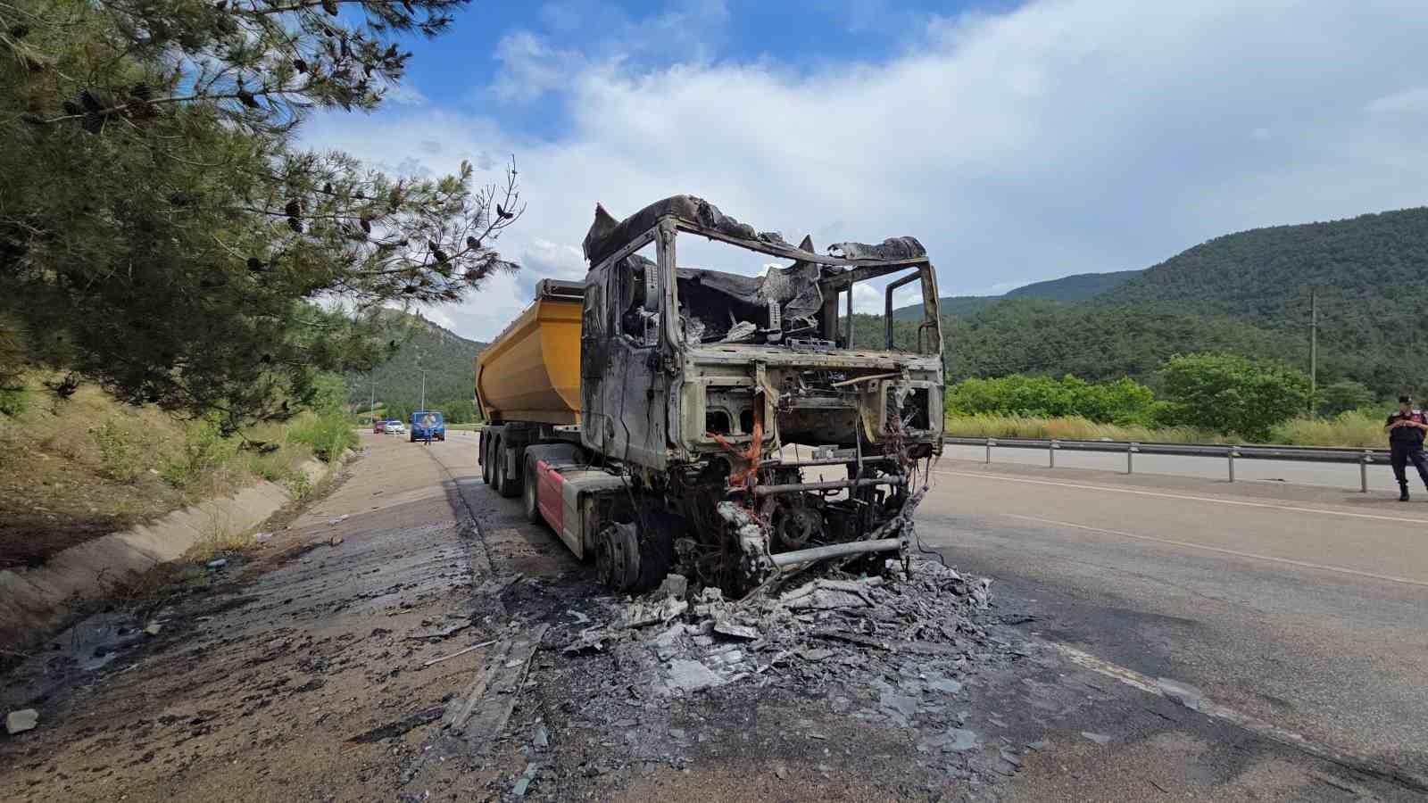 Cam madeni yüklü tır seyir halindeyken alev topuna döndü: Sürücü son anda kurtuldu 5 cam madeni yuklu tir seyir halindeyken alev topuna dondu surucu son anda kurtuldu 1