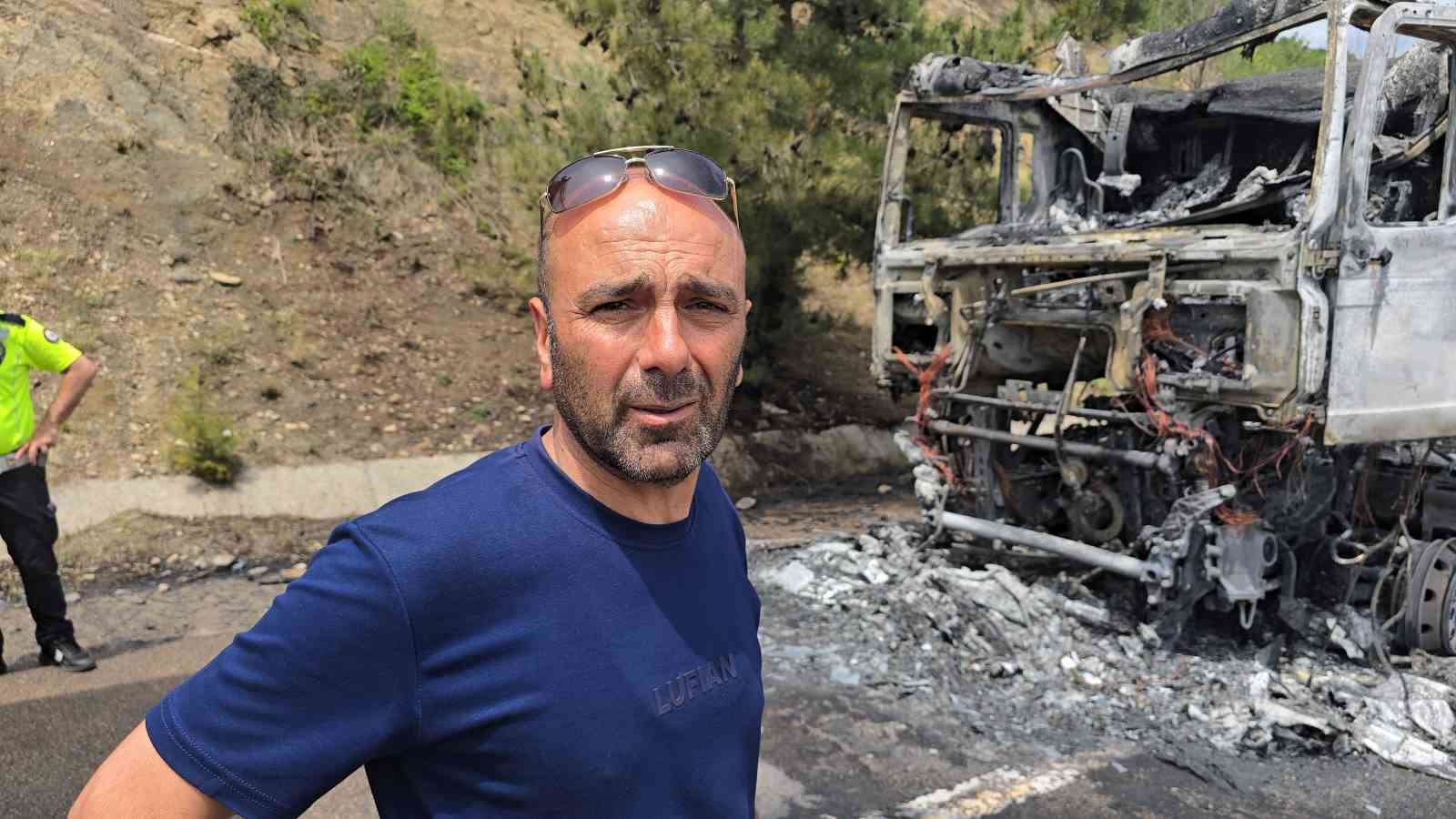 Cam madeni yüklü tır seyir halindeyken alev topuna döndü: Sürücü son anda kurtuldu 6 cam madeni yuklu tir seyir halindeyken alev topuna dondu surucu son anda kurtuldu 2 Nh9Lb86G