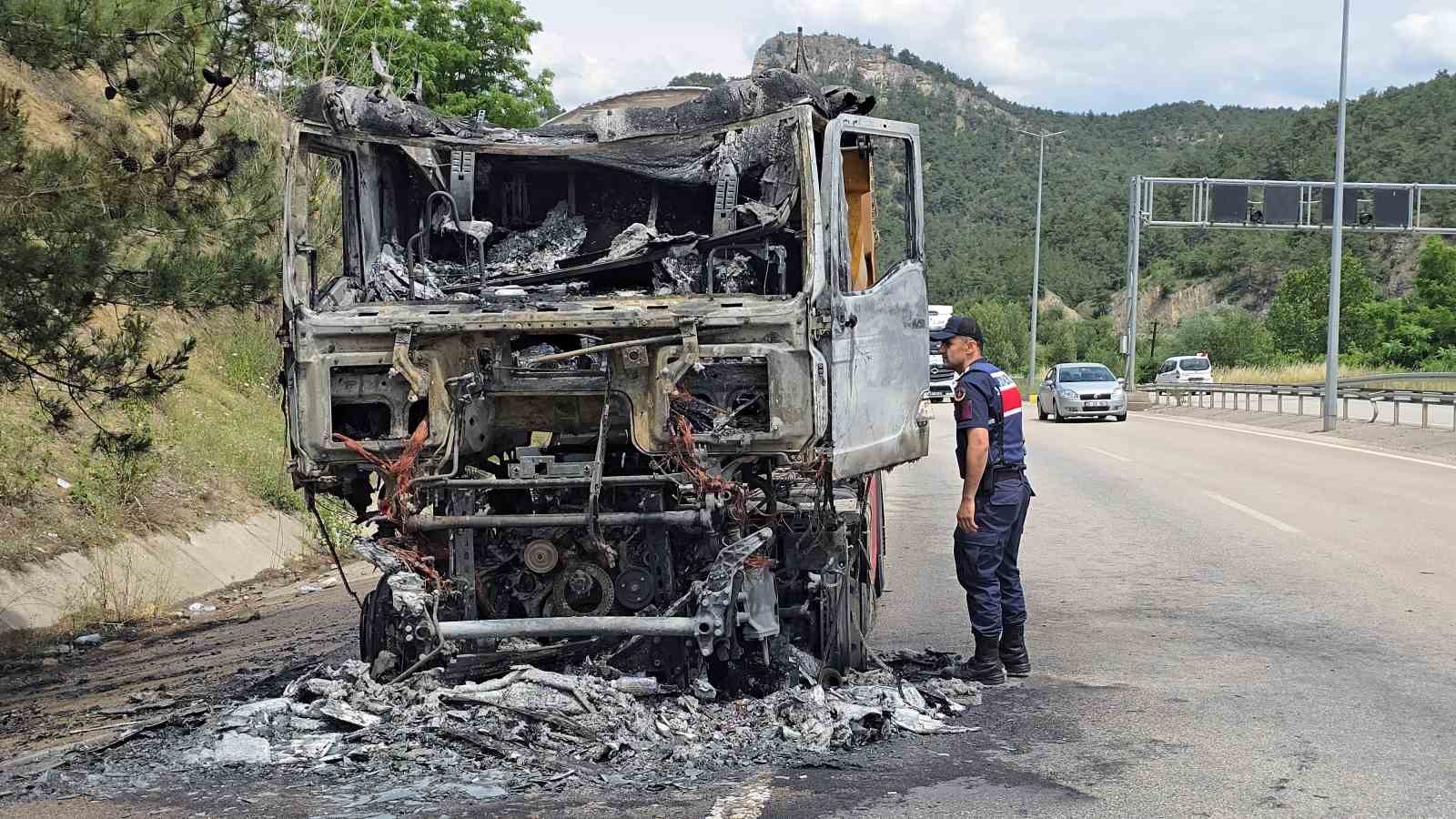 Cam madeni yüklü tır seyir halindeyken alev topuna döndü: Sürücü son anda kurtuldu 7 cam madeni yuklu tir seyir halindeyken alev topuna dondu surucu son anda kurtuldu 3