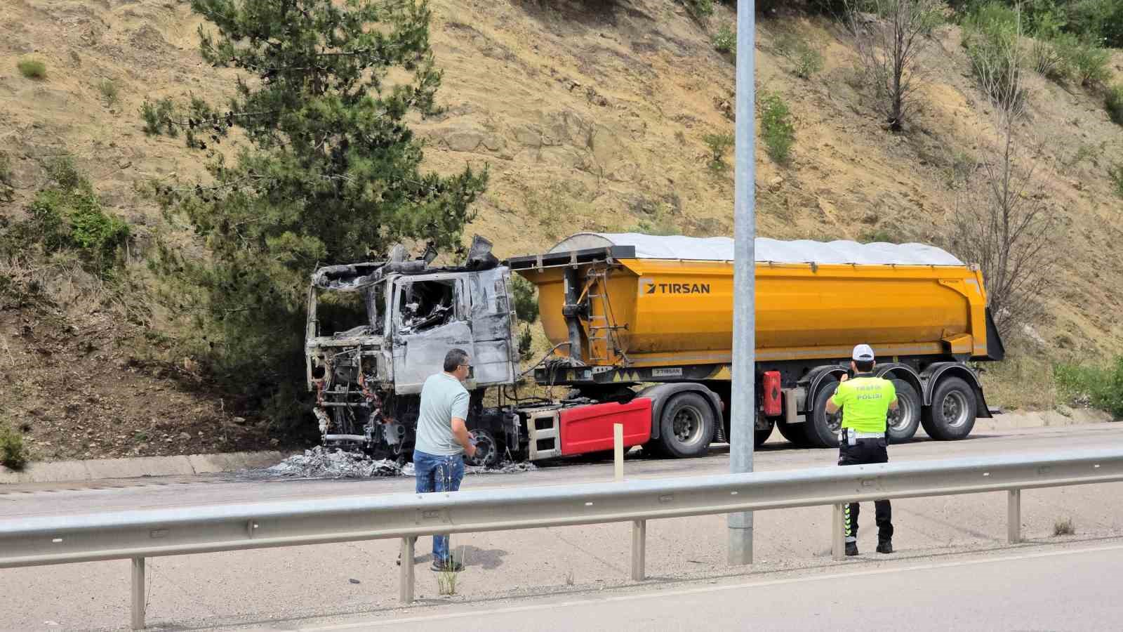 Cam madeni yüklü tır seyir halindeyken alev topuna döndü: Sürücü son anda kurtuldu 8 cam madeni yuklu tir seyir halindeyken alev topuna dondu surucu son anda kurtuldu 4 3uqypa4q