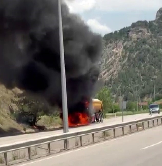 Cam madeni yüklü tır seyir halindeyken alev topuna döndü: Sürücü son anda kurtuldu 9 cam madeni yuklu tir seyir halindeyken alev topuna dondu surucu son anda kurtuldu 5 ilmm8e2A