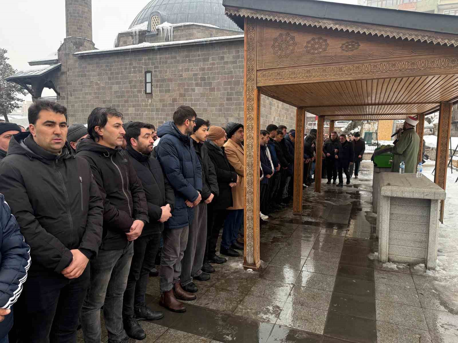 cam silerken 3 kattan dusen ogretmen son yolculuguna dualarla ugurlandi 1