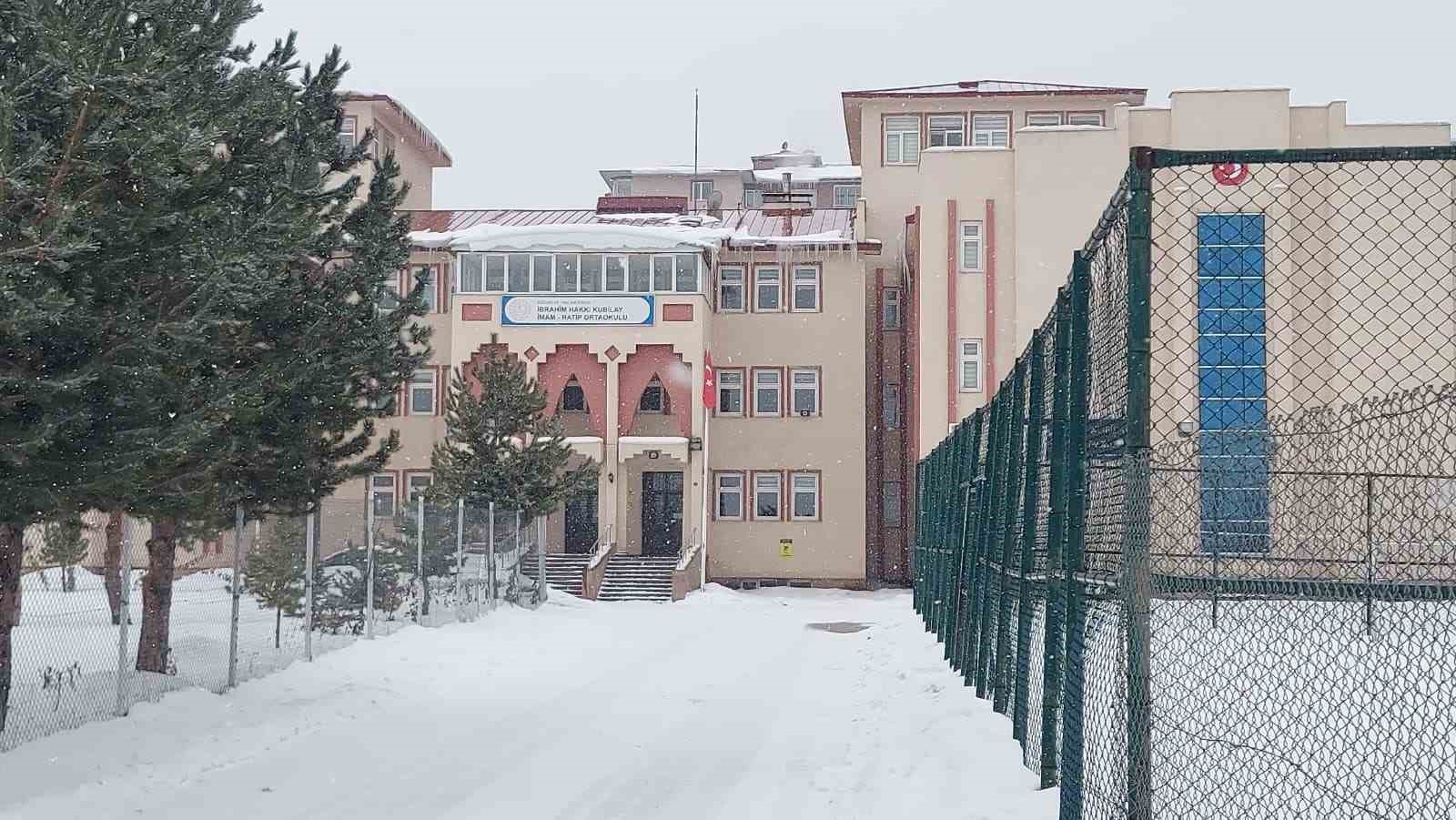 cam silerken 3 kattan dusen ogretmen son yolculuguna dualarla ugurlandi 3 wLs7OmJY