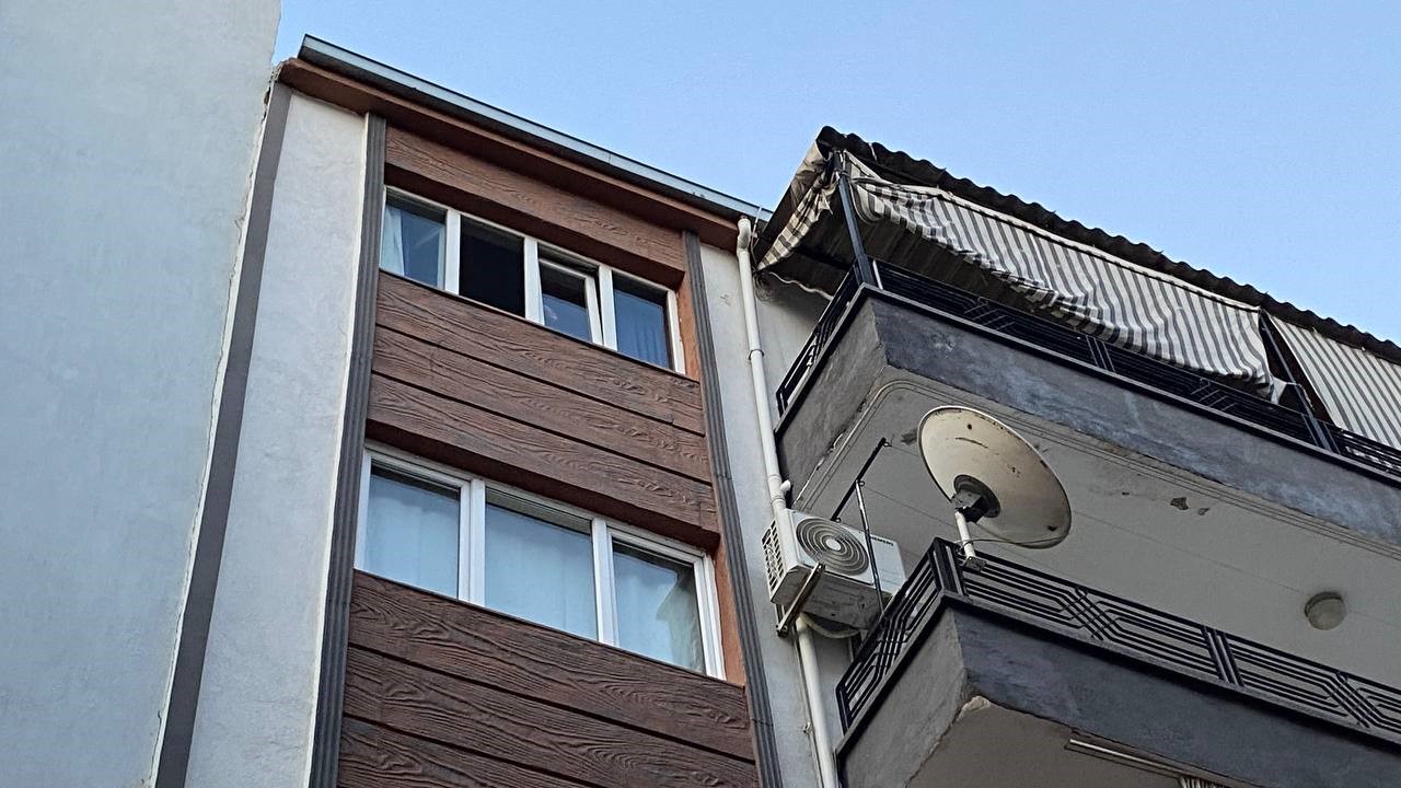 Cam silerken 5. kattan düşerek ağır yaralandı 6 cam silerken 5 kattan duserek agir yaralandi 2 bvM1Wpmu