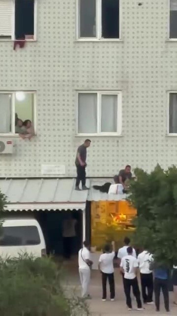 cam silerken metrelerce yukseklikten dusen genc kiz yaralandi 3 AshBB1w9