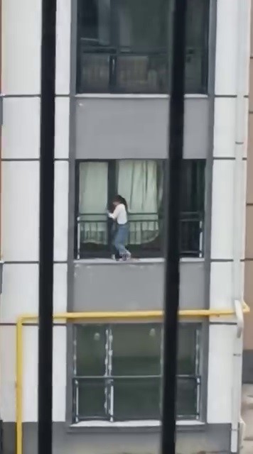 camdan cikarak korkulukta gezinen cocuk yurekleri agza getirdi 1