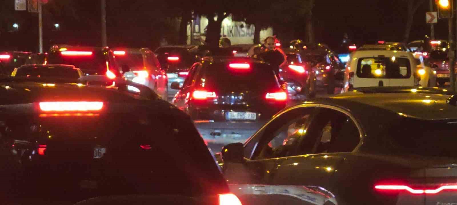 camdan sarkarak trafigi tehlikeye atan genc polis denetimine takildi 0 42iPCBWm