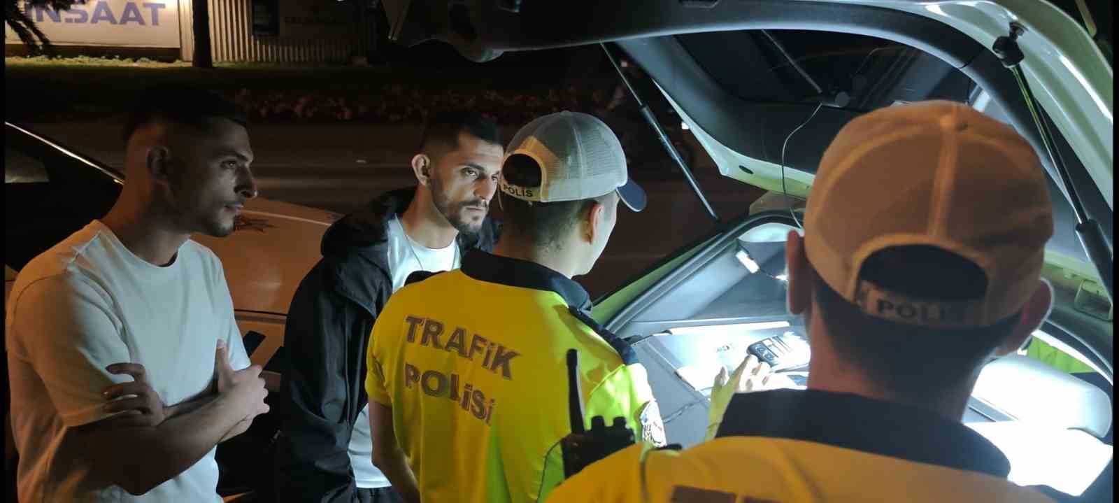 camdan sarkarak trafigi tehlikeye atan genc polis denetimine takildi 1