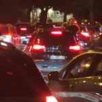 camdan-sarkarak-trafigi-tehlikeye-atan-genc-polis-denetimine-takildi-9kc2OJeL.jpg