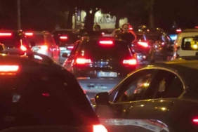 camdan-sarkarak-trafigi-tehlikeye-atan-genc-polis-denetimine-takildi-9kc2OJeL.jpg