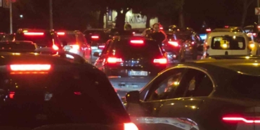 camdan-sarkarak-trafigi-tehlikeye-atan-genc-polis-denetimine-takildi-9kc2OJeL.jpg