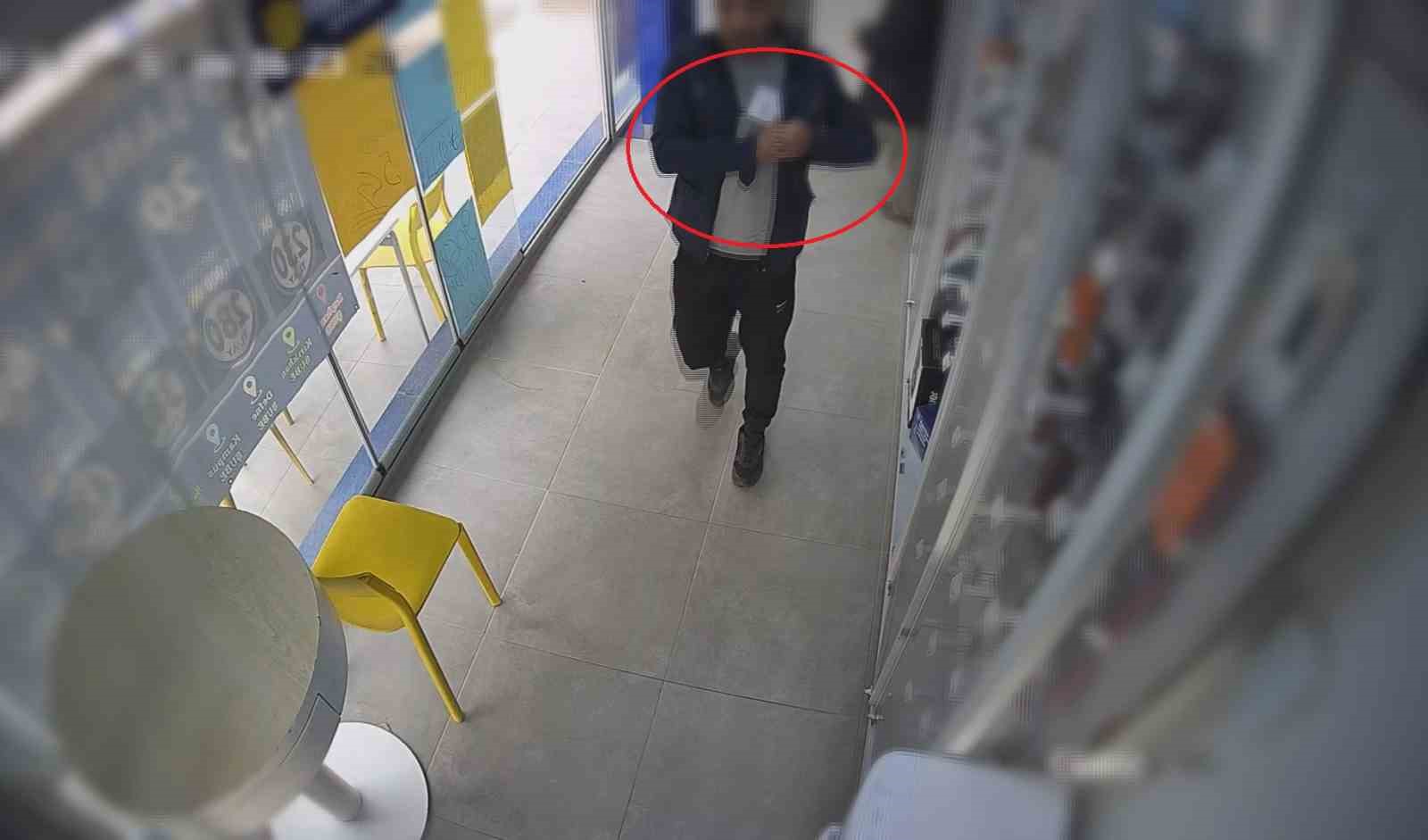 camekandaki cep telefonunu kasla goz arasinda calan hirsizin o anlari kamerada 0 7WjtdEpV