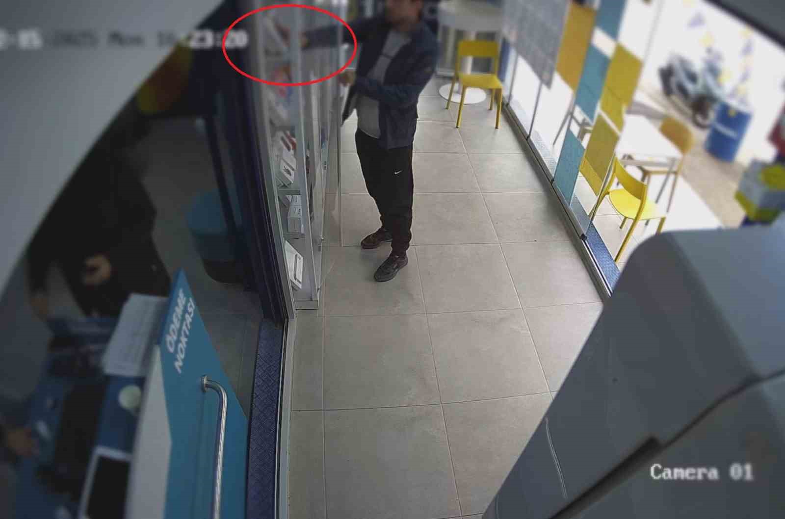 camekandaki cep telefonunu kasla goz arasinda calan hirsizin o anlari kamerada 1