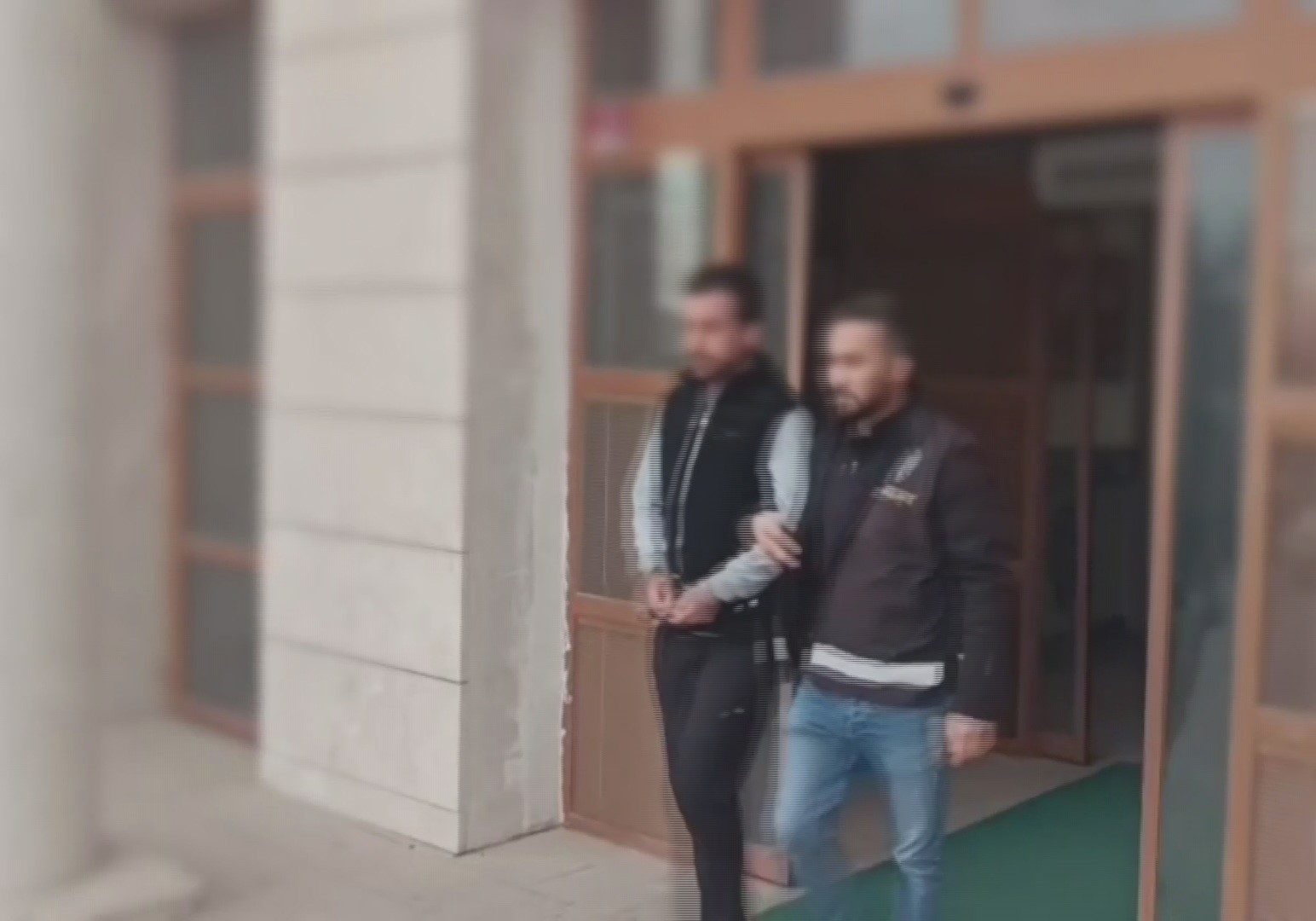 camekandaki cep telefonunu kasla goz arasinda calan hirsizin o anlari kamerada 2 Gs3klT6W