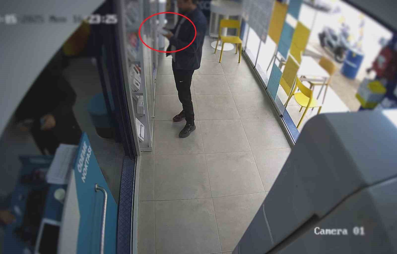 camekandaki cep telefonunu kasla goz arasinda calan hirsizin o anlari kamerada 3 9vIh97qJ