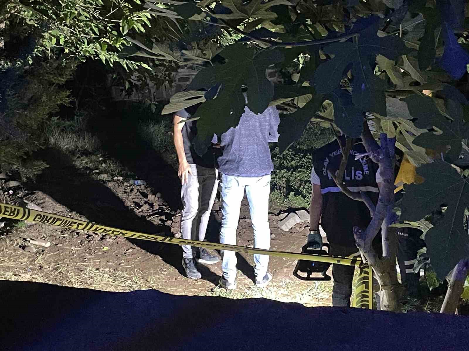 Cami bahçesinde gömülü yeni doğmuş bebek cesedi bulundu 6 cami bahcesinde gomulu yeni dogmus bebek cesedi bulundu 2