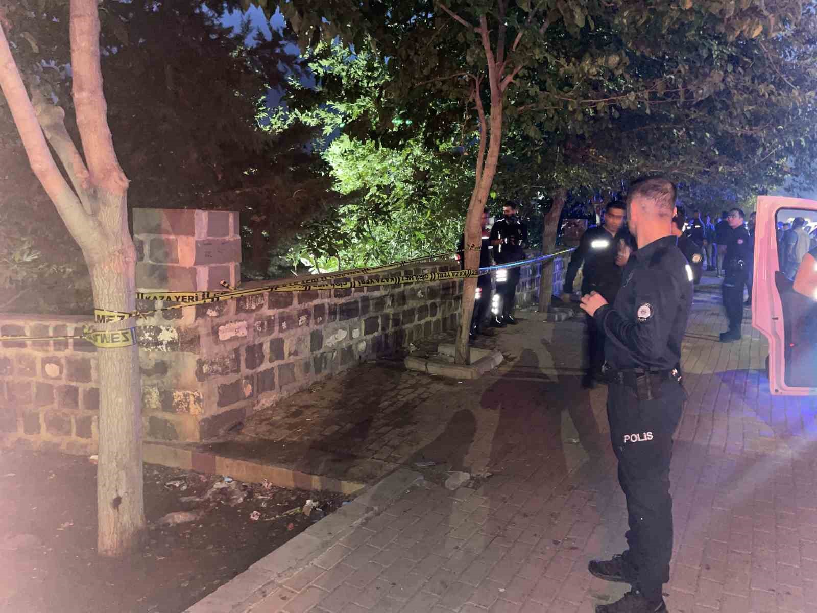 Cami bahçesinde gömülü yeni doğmuş bebek cesedi bulundu 7 cami bahcesinde gomulu yeni dogmus bebek cesedi bulundu 3 yVj69Hn8