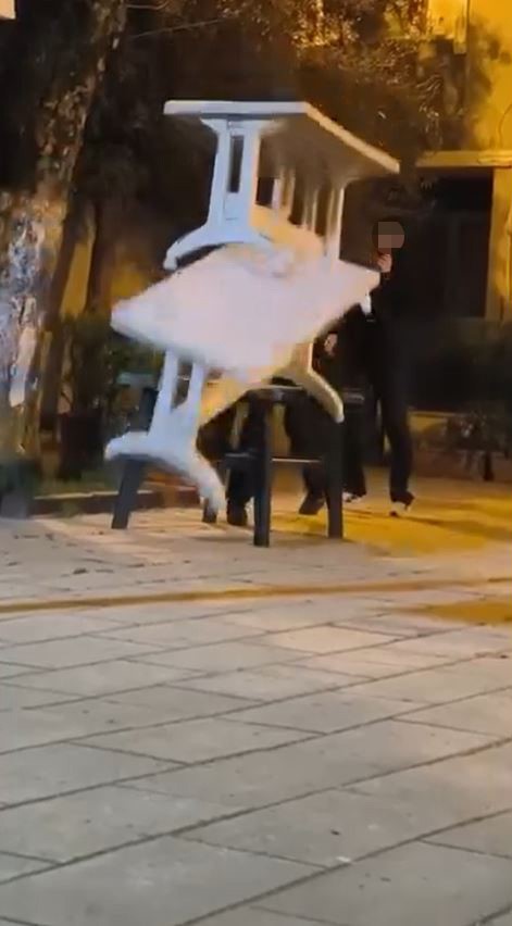 cami bahcesindeki masalara zarar veren cocuklar kamerada 0 ycVJDzzv