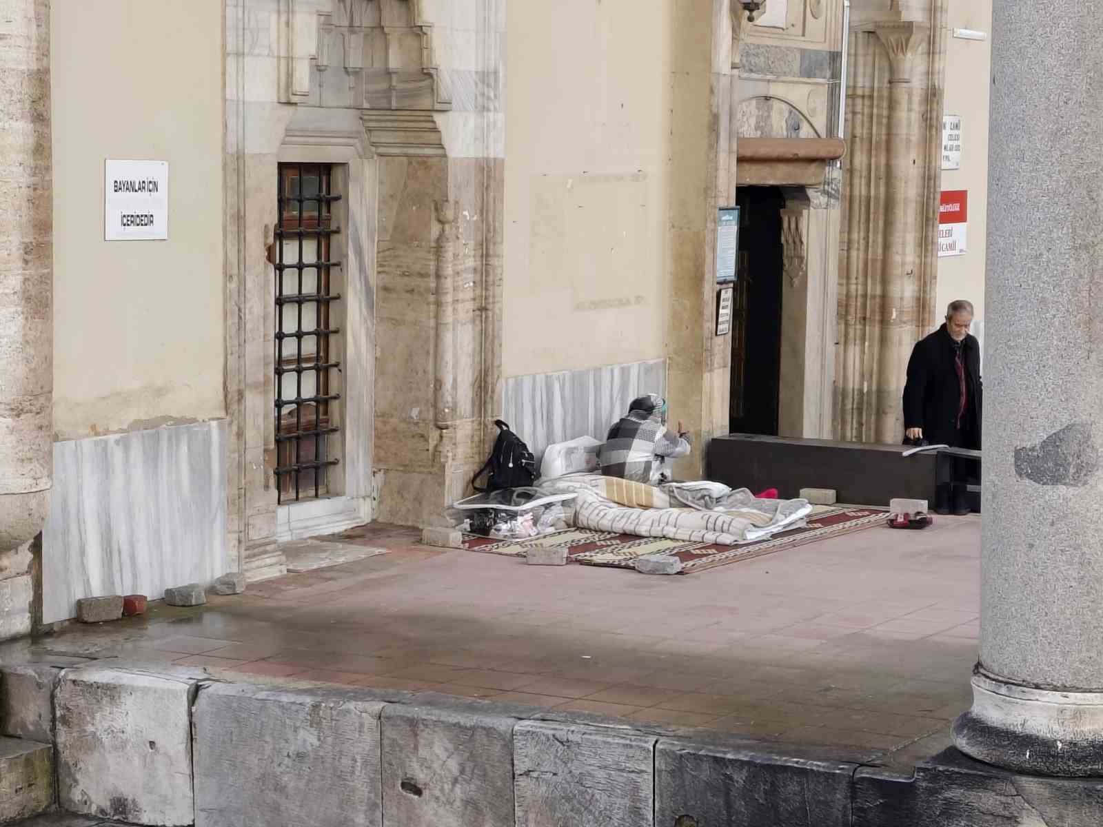 Cami bahçesini mesken tutan kadını otelde kalmaya kimse ikna edemiyor 4 cami bahcesini mesken tutan kadini otelde kalmaya kimse ikna edemiyor 0 5sCX9lZ6