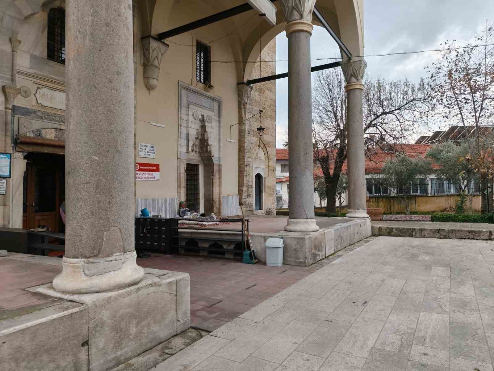 Cami bahçesini mesken tutan kadını otelde kalmaya kimse ikna edemiyor 5 cami bahcesini mesken tutan kadini otelde kalmaya kimse ikna edemiyor 1 4TaBAdVG