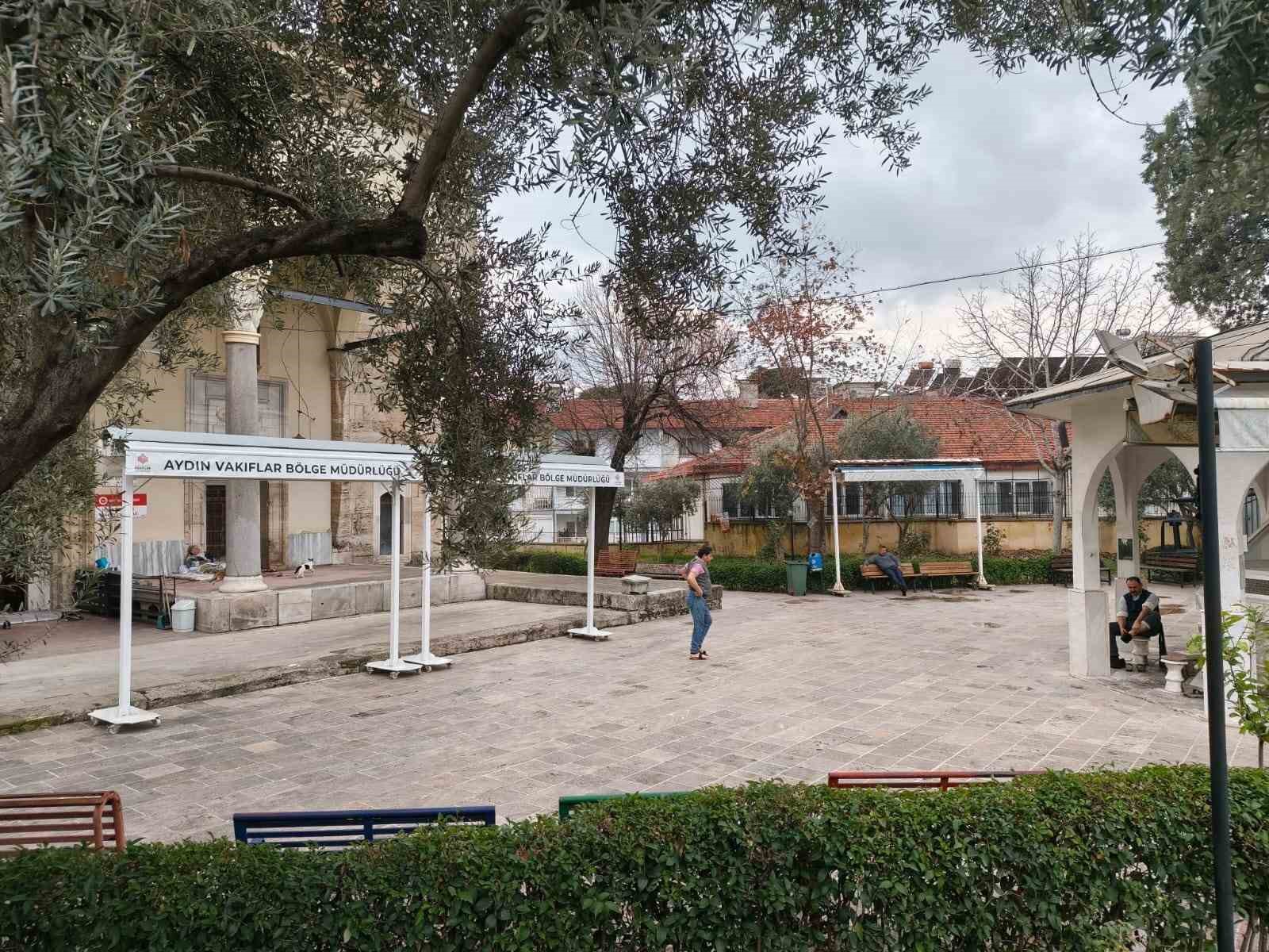 Cami bahçesini mesken tutan kadını otelde kalmaya kimse ikna edemiyor 6 cami bahcesini mesken tutan kadini otelde kalmaya kimse ikna edemiyor 2 LUZj6uVv