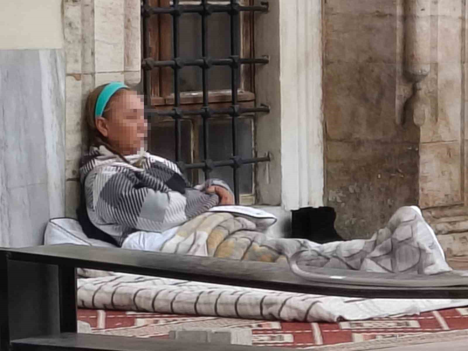 Cami bahçesini mesken tutan kadını otelde kalmaya kimse ikna edemiyor 7 cami bahcesini mesken tutan kadini otelde kalmaya kimse ikna edemiyor 3