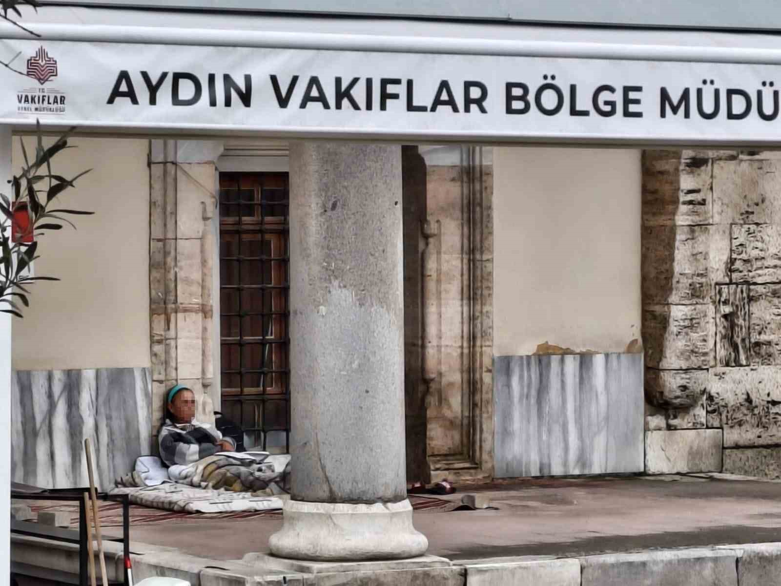Cami bahçesini mesken tutan kadını otelde kalmaya kimse ikna edemiyor 8 cami bahcesini mesken tutan kadini otelde kalmaya kimse ikna edemiyor 4 9Hm5PAN2