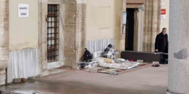 cami-bahcesini-mesken-tutan-kadini-otelde-kalmaya-kimse-ikna-edemiyor-FHs83OZh.jpg