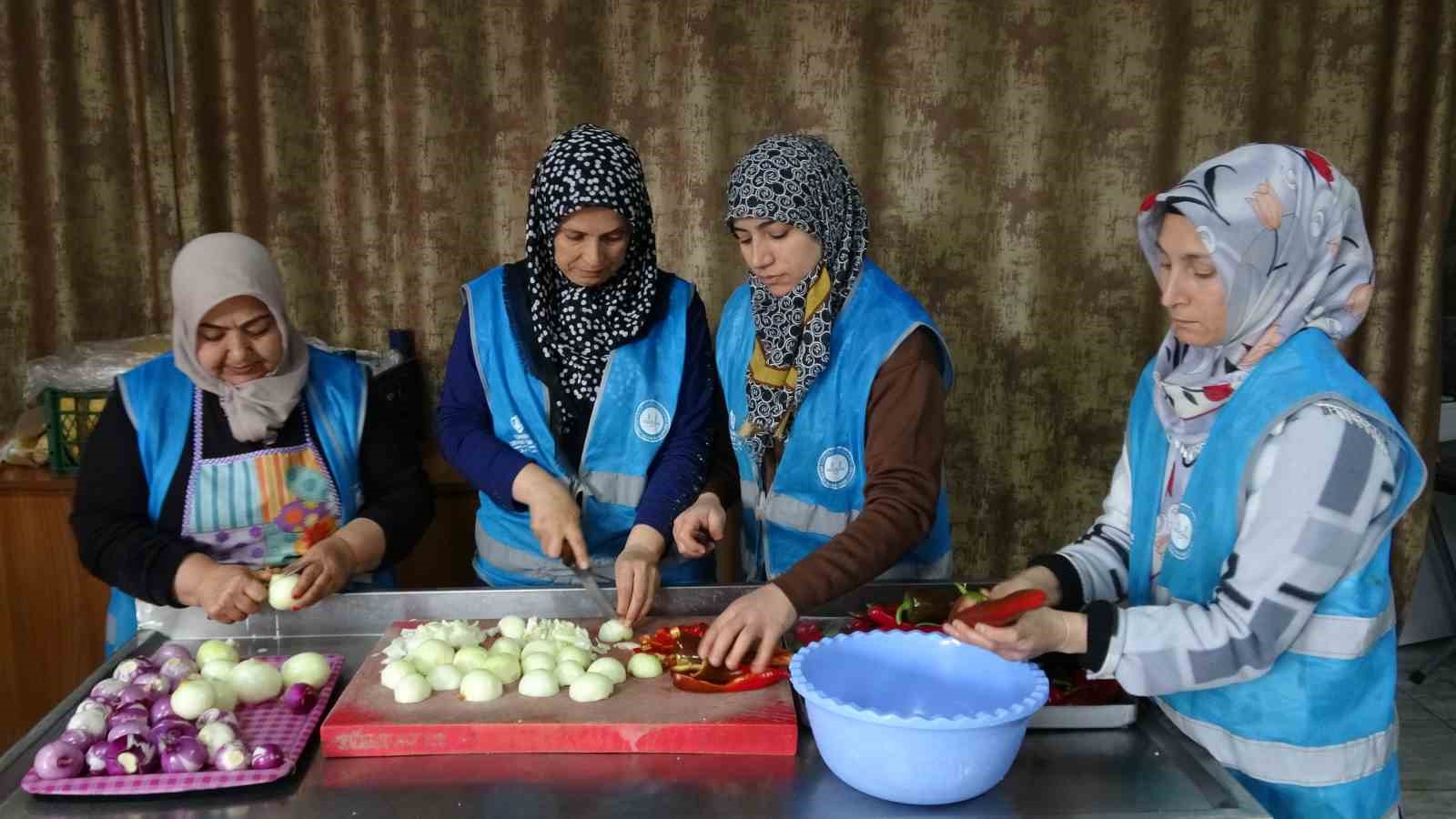 cami cemaatinin dayanismasiyla gunluk bin 500 kisiye iftar veriliyor 1 GI7m4Y2Y