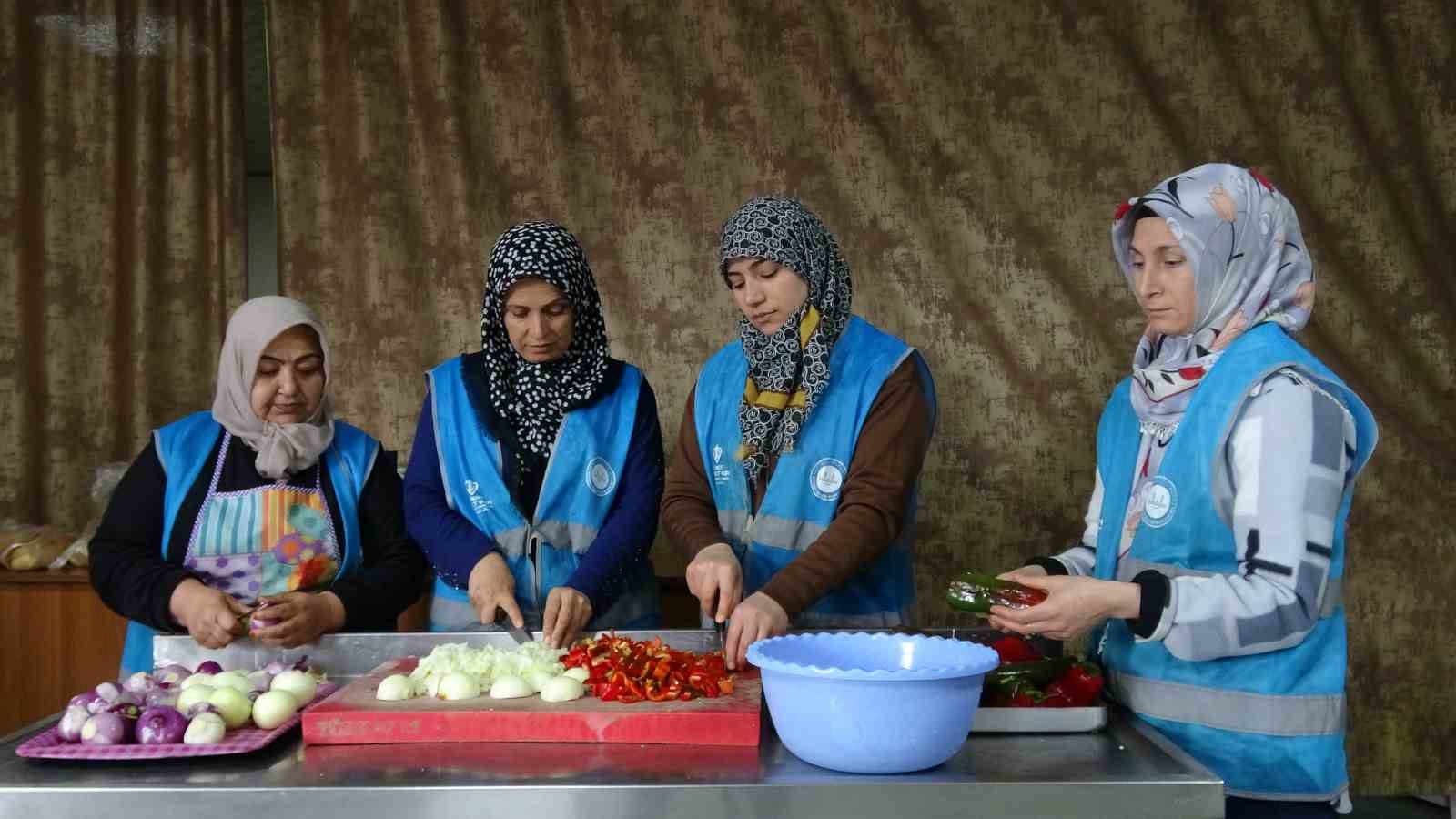 cami cemaatinin dayanismasiyla gunluk bin 500 kisiye iftar veriliyor 2 SFdjXkcQ