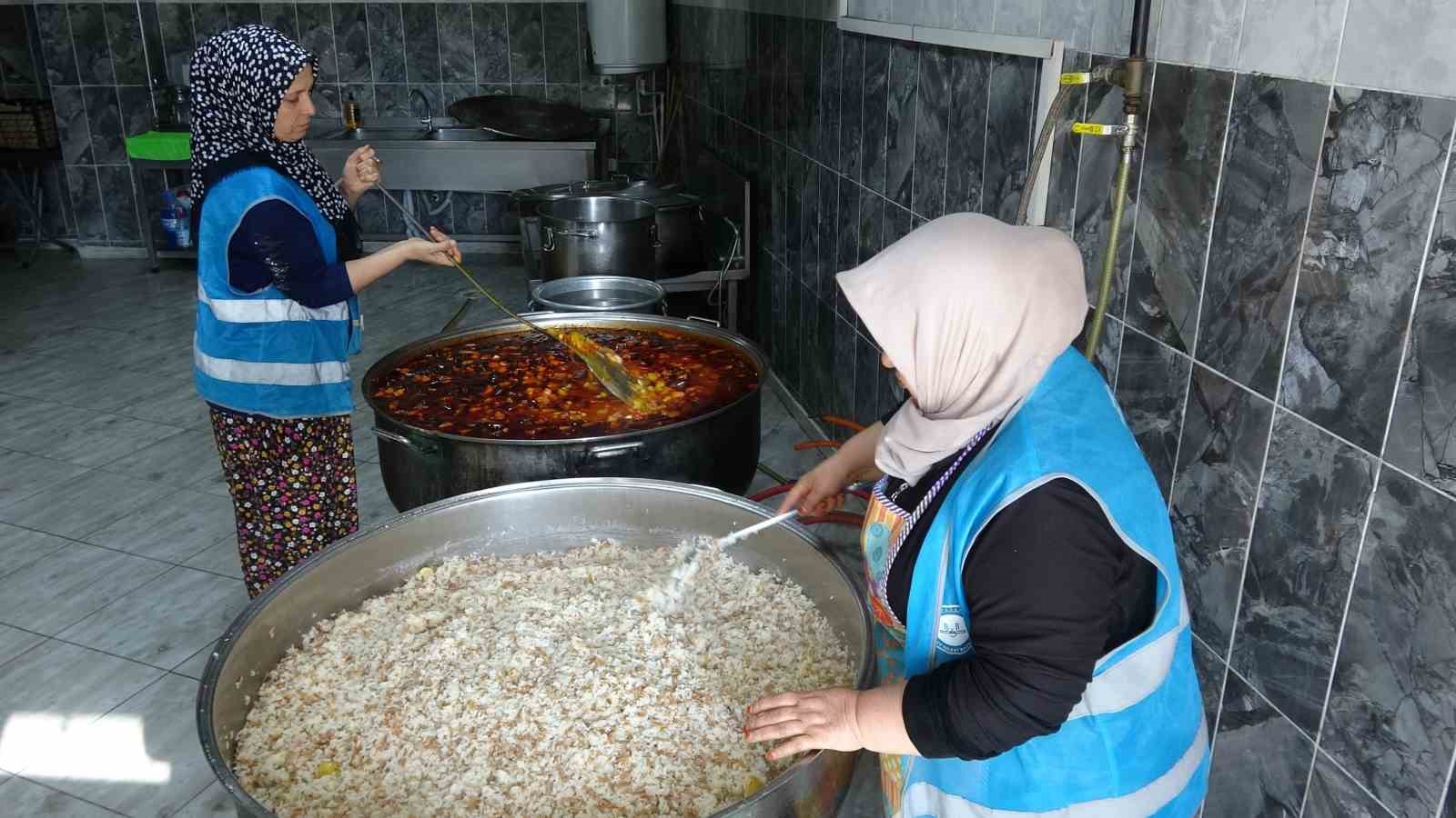 cami cemaatinin dayanismasiyla gunluk bin 500 kisiye iftar veriliyor 3 IzrMzdc6