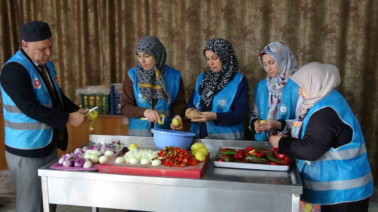 cami cemaatinin dayanismasiyla gunluk bin 500 kisiye iftar veriliyor 4 7gvJluZP