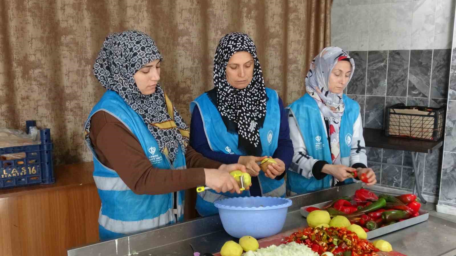 cami cemaatinin dayanismasiyla gunluk bin 500 kisiye iftar veriliyor 5