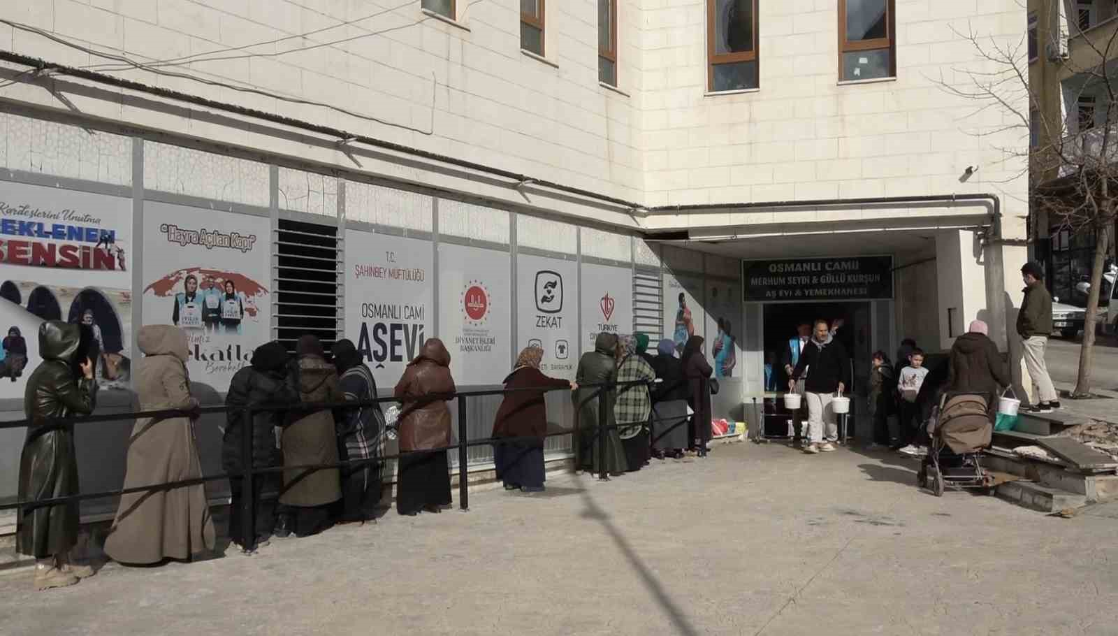 cami cemaatinin dayanismasiyla gunluk bin 500 kisiye iftar veriliyor 6 KIHmzIEl