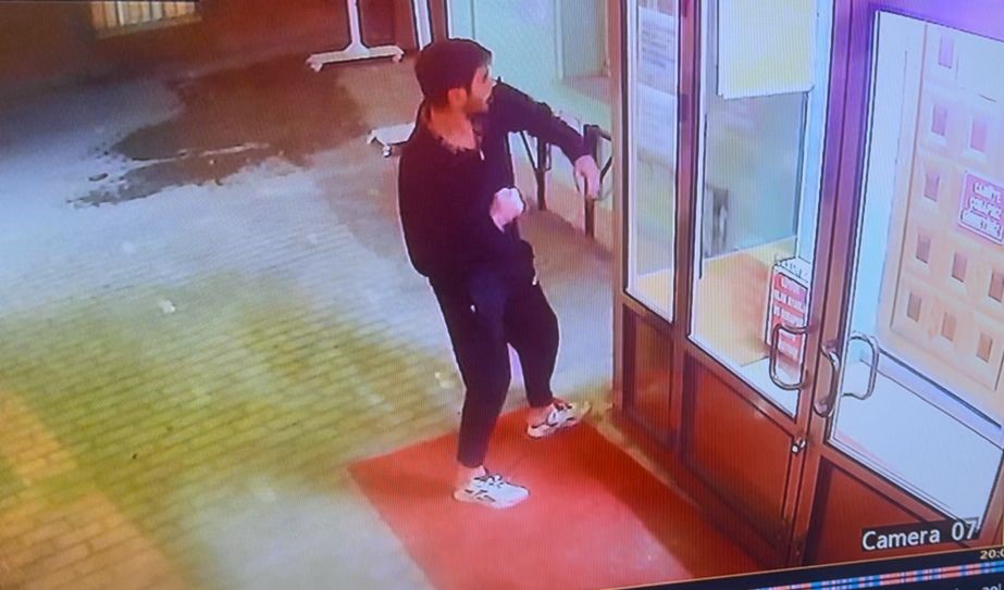 cami kapisini yumruklayan sahsin saldiri anlari guvenlik kamerasinda 0 wSCL49B7