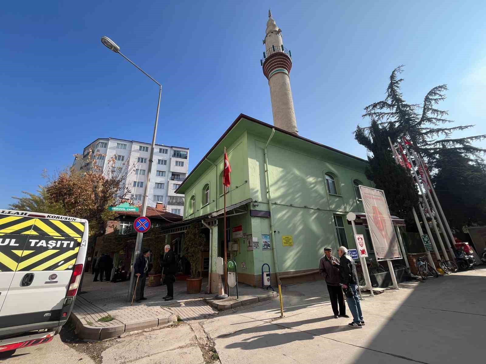 cami kapisini yumruklayan sahsin saldiri anlari guvenlik kamerasinda 1 IAYUrZPW