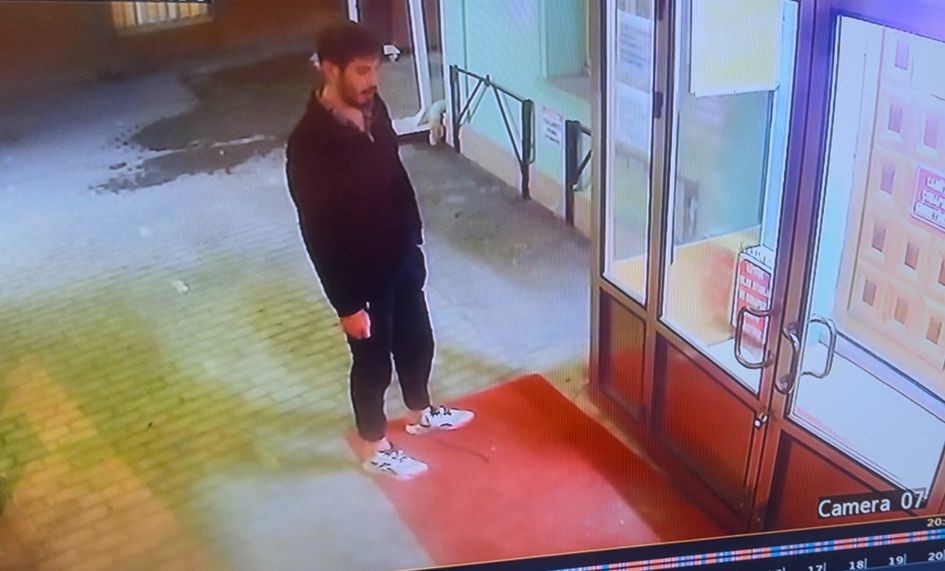 cami kapisini yumruklayan sahsin saldiri anlari guvenlik kamerasinda 2