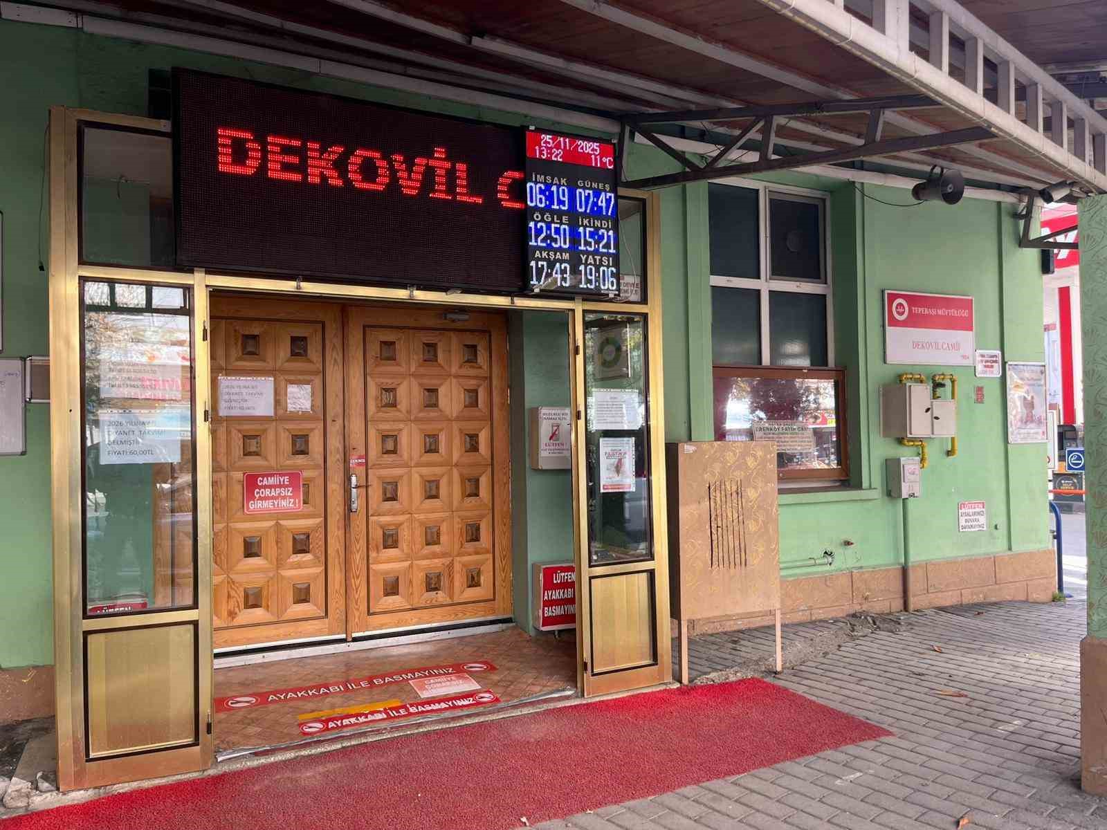 cami kapisini yumruklayan sahsin saldiri anlari guvenlik kamerasinda 3 kOeFrqcV