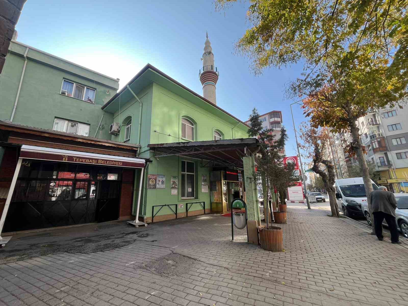 cami kapisini yumruklayan sahsin saldiri anlari guvenlik kamerasinda 4 aCdNdj7s