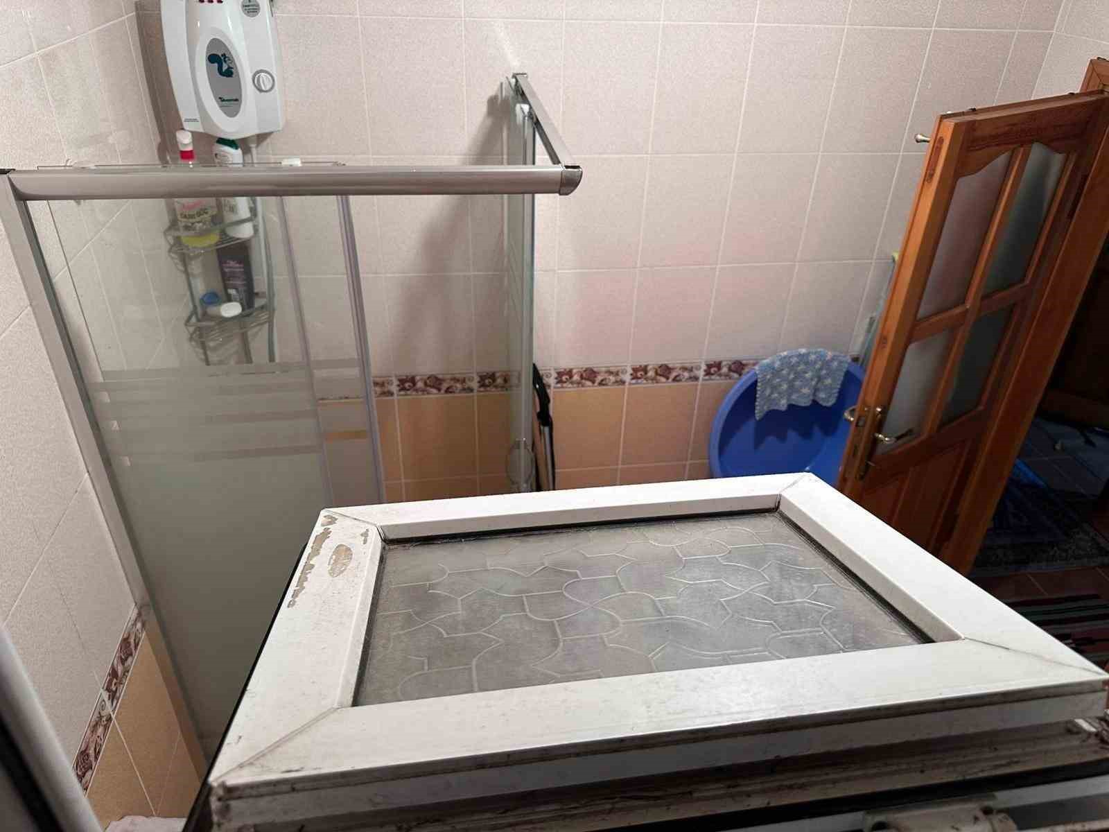 cami kirip eve girdi yasli kadinin agzini bantlayip altinlari caldi 0 LKBlP52z