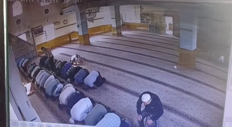 camide namaz kilan komsusunu olduren sanigin yargilanmasina devam edildi 0 4q7U31S2