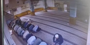 camide-namaz-kilan-komsusunu-olduren-sanigin-yargilanmasina-devam-edildi-IkcrVh1e.jpg